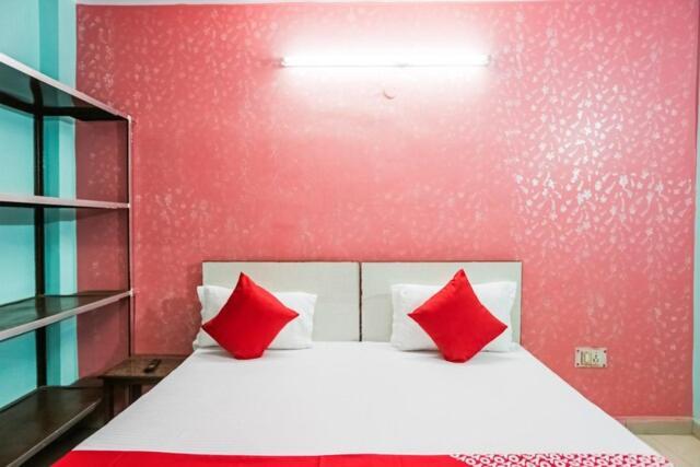 Lotus - 1 Min Walk In From Nizamuddin Railway Station New Delhi