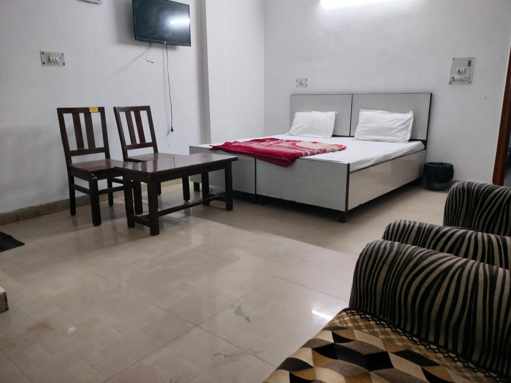 Lotus - 1 Min Walk In From Nizamuddin Railway Station * New Delhi