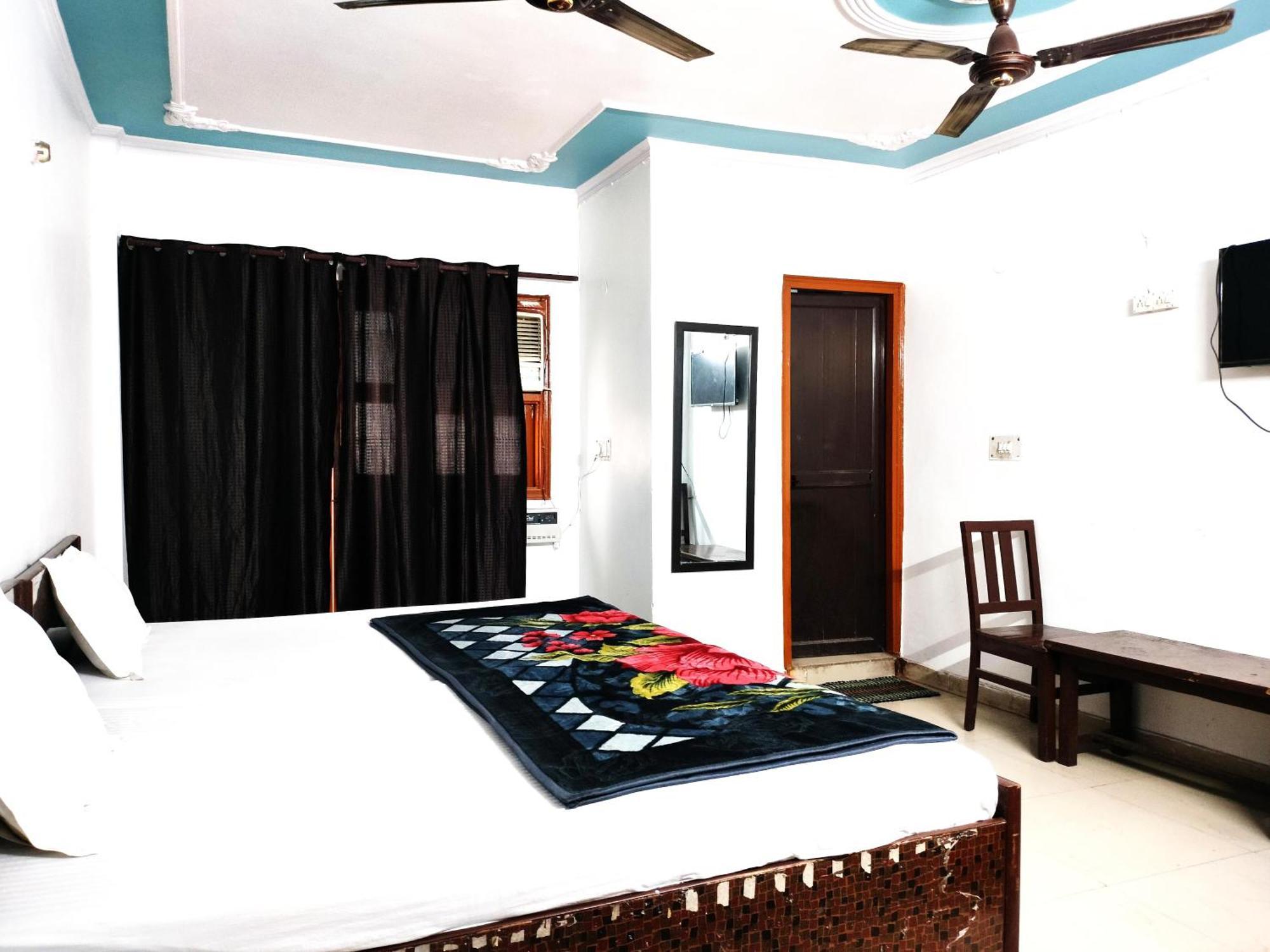 Lotus - 1 Min Walk In From Nizamuddin Railway Station